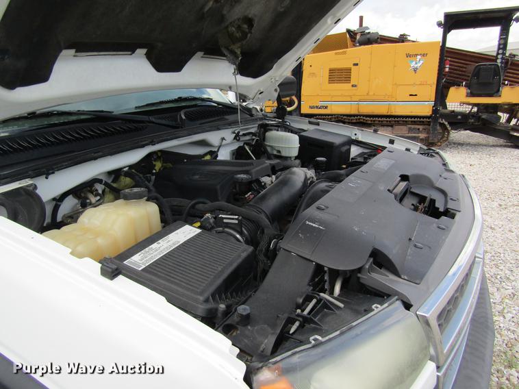 image for item DD8562 2005 Chevrolet Silverado 3500 flatbed pickup truck