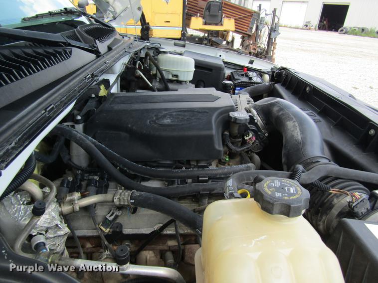 image for item DD8562 2005 Chevrolet Silverado 3500 flatbed pickup truck