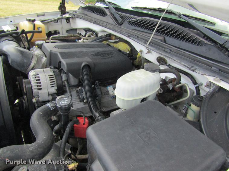 image for item DD8562 2005 Chevrolet Silverado 3500 flatbed pickup truck