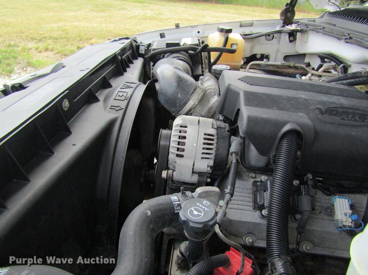 image for item DD8562 2005 Chevrolet Silverado 3500 flatbed pickup truck