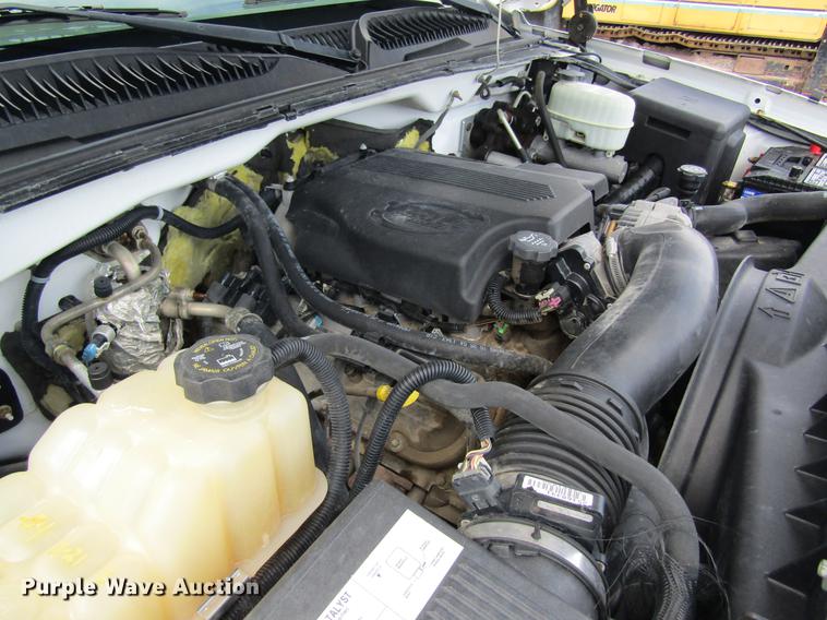 image for item DD8562 2005 Chevrolet Silverado 3500 flatbed pickup truck