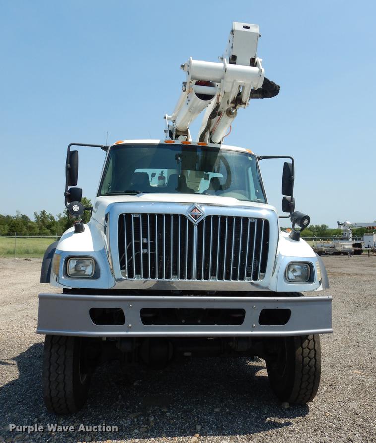 image for item DE1764 2006 International 7300 bucket truck