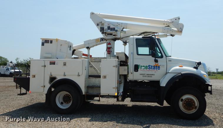 image for item DE1764 2006 International 7300 bucket truck