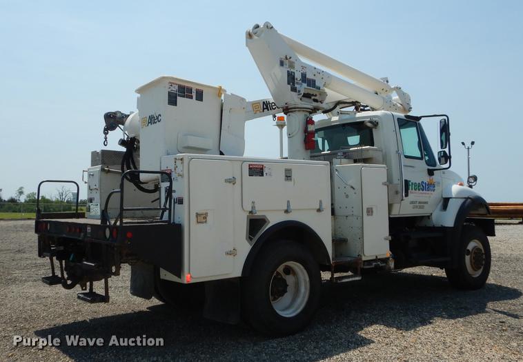image for item DE1764 2006 International 7300 bucket truck