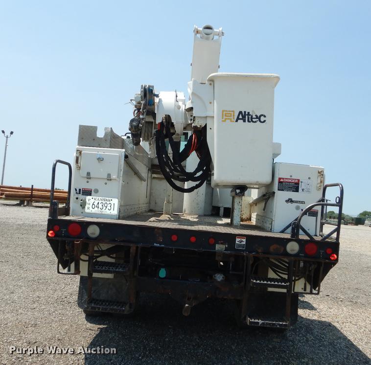 image for item DE1764 2006 International 7300 bucket truck