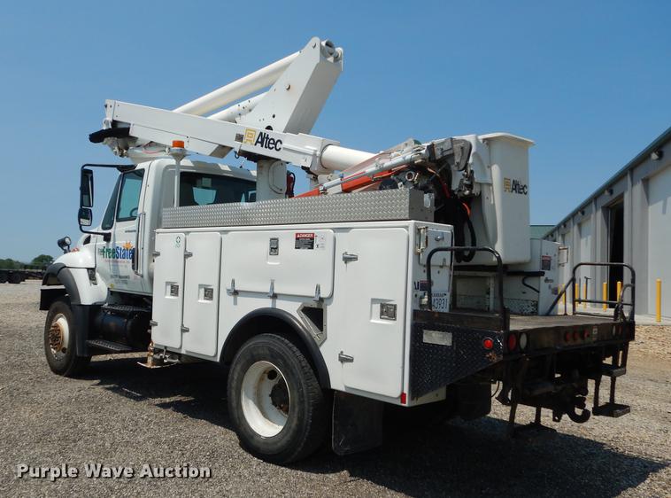 image for item DE1764 2006 International 7300 bucket truck