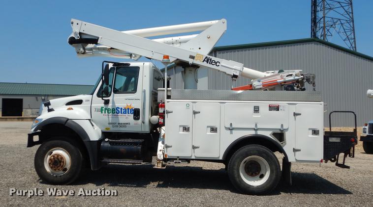 image for item DE1764 2006 International 7300 bucket truck