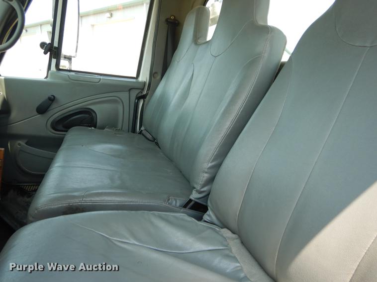 image for item DE1764 2006 International 7300 bucket truck