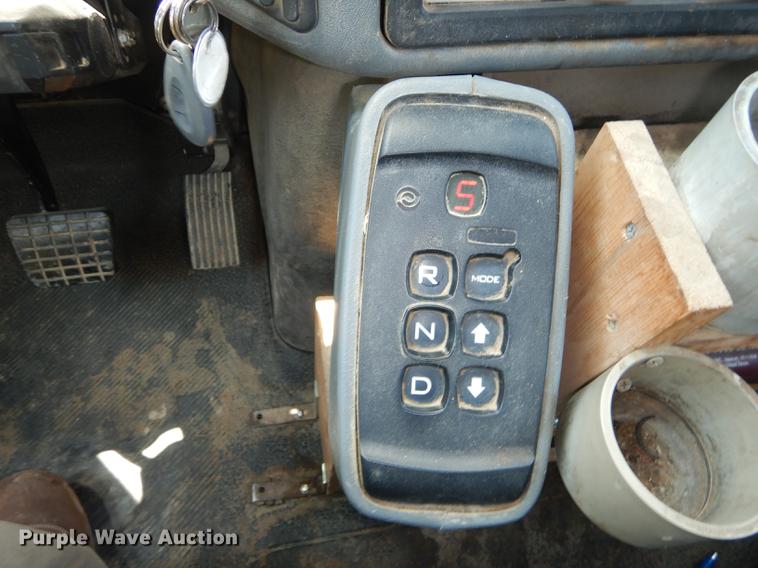 image for item DE1764 2006 International 7300 bucket truck