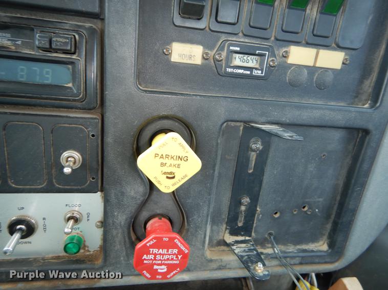 image for item DE1764 2006 International 7300 bucket truck