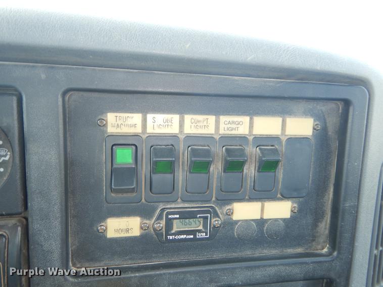 image for item DE1764 2006 International 7300 bucket truck