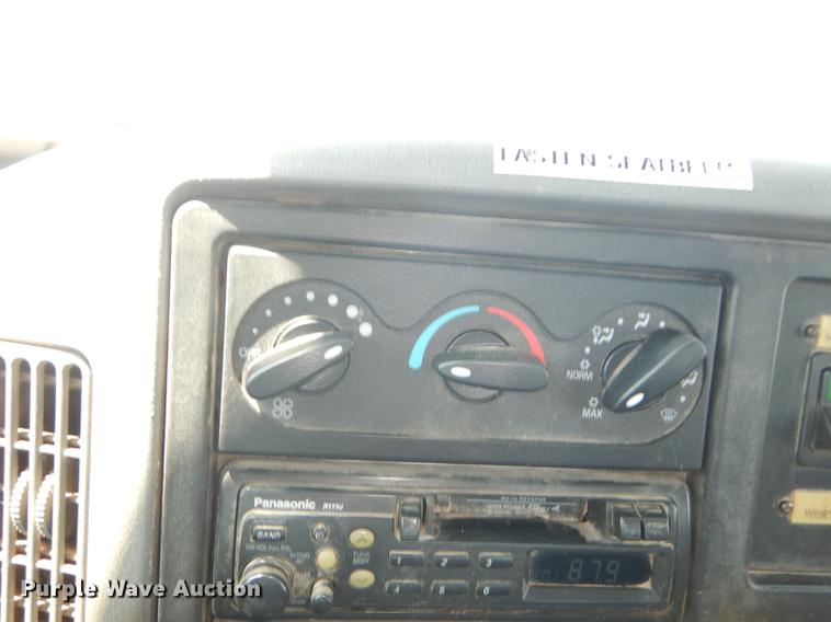 image for item DE1764 2006 International 7300 bucket truck