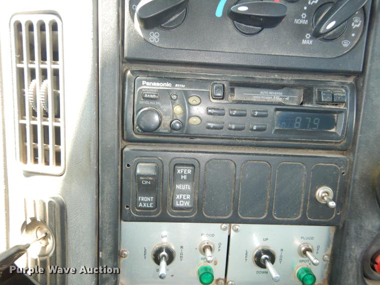 image for item DE1764 2006 International 7300 bucket truck