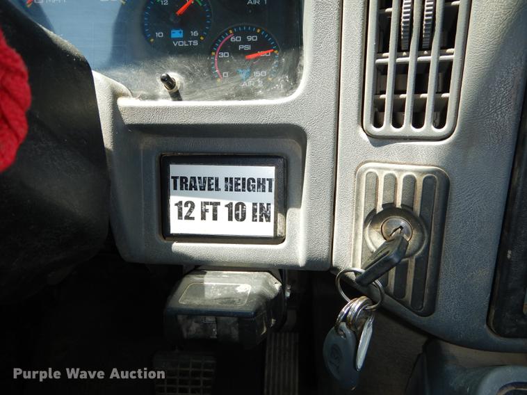 image for item DE1764 2006 International 7300 bucket truck