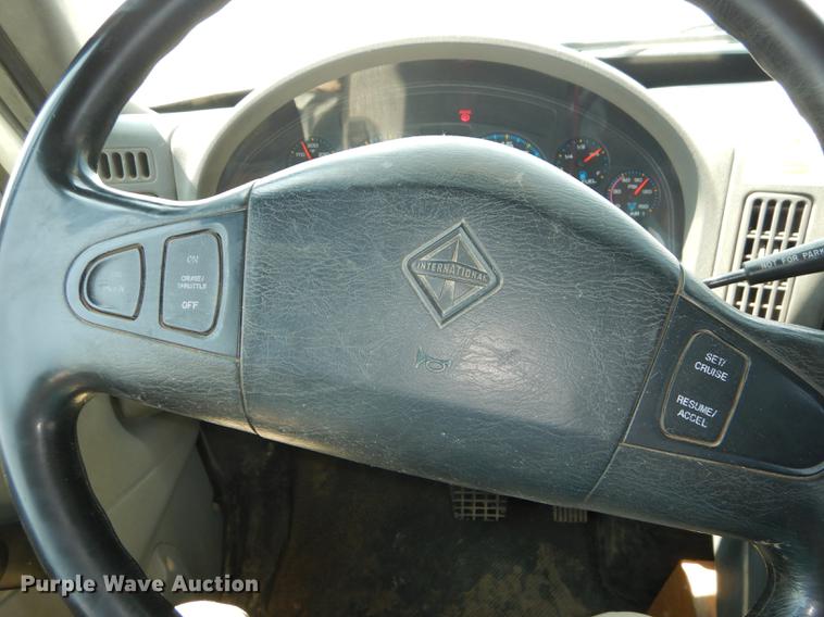 image for item DE1764 2006 International 7300 bucket truck