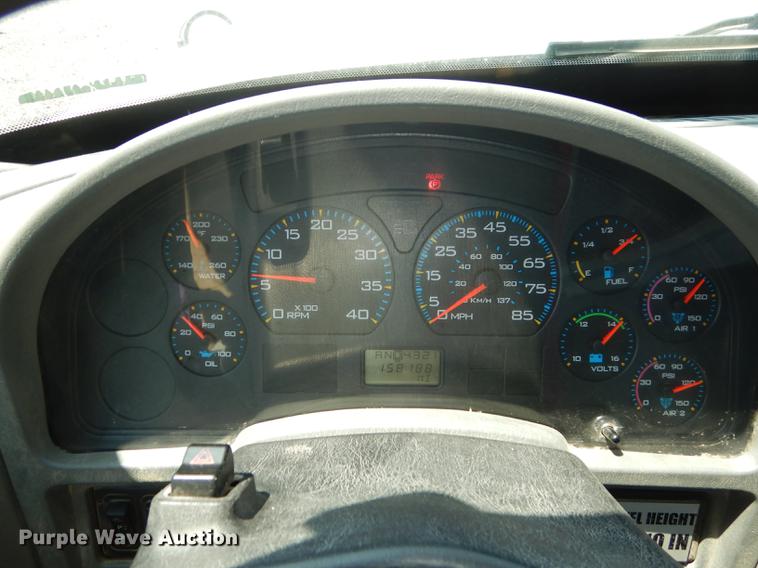 image for item DE1764 2006 International 7300 bucket truck