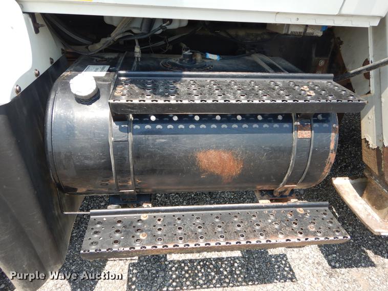 image for item DE1764 2006 International 7300 bucket truck