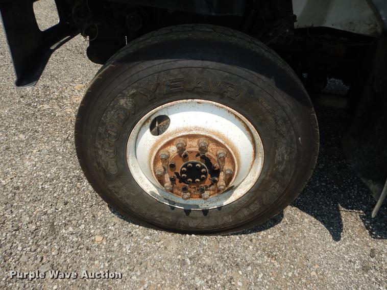 image for item DE1764 2006 International 7300 bucket truck