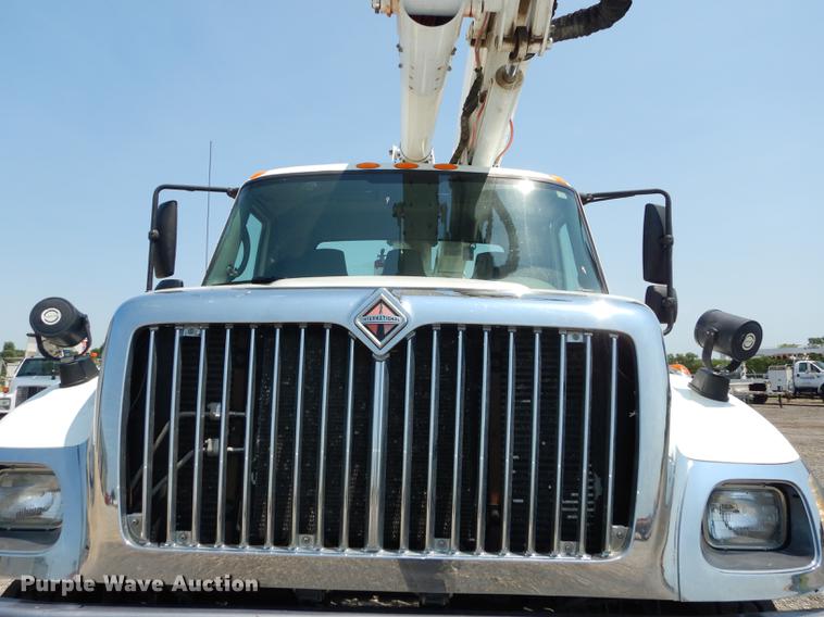 image for item DE1764 2006 International 7300 bucket truck