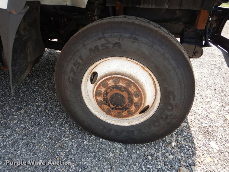 image for item DE1764 2006 International 7300 bucket truck