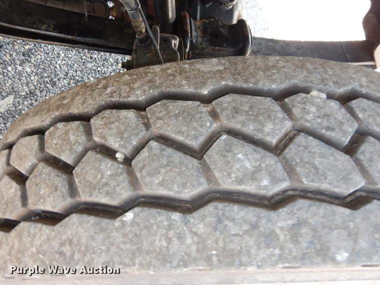 image for item DE1764 2006 International 7300 bucket truck