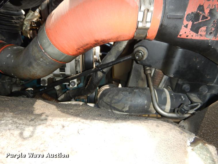 image for item DE1764 2006 International 7300 bucket truck