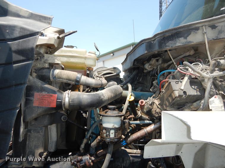 image for item DE1764 2006 International 7300 bucket truck