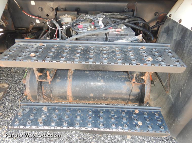 image for item DE1764 2006 International 7300 bucket truck