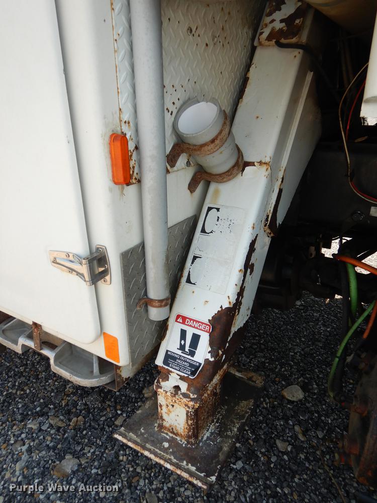 image for item DE1764 2006 International 7300 bucket truck