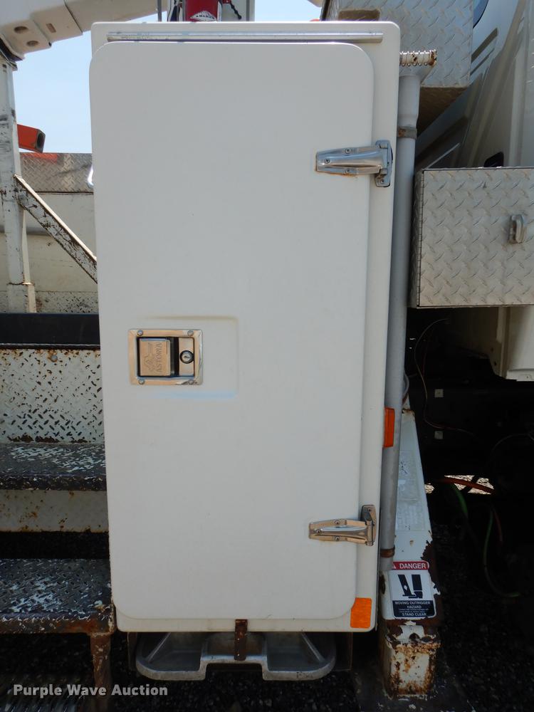 image for item DE1764 2006 International 7300 bucket truck