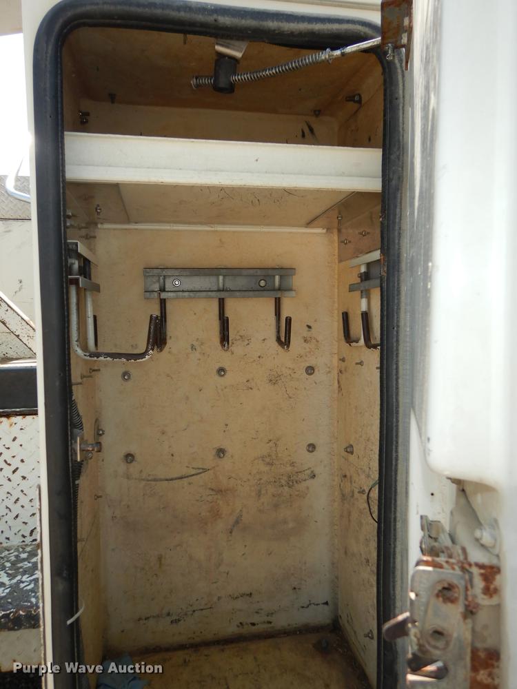 image for item DE1764 2006 International 7300 bucket truck