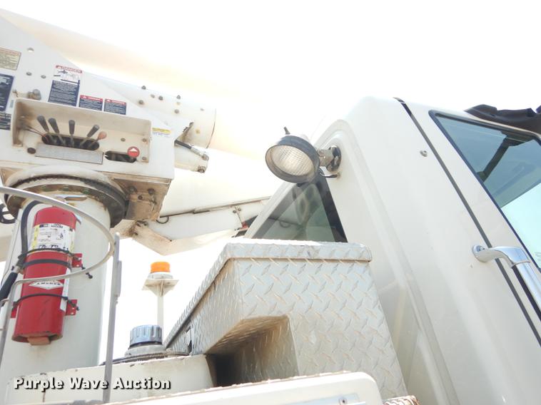 image for item DE1764 2006 International 7300 bucket truck