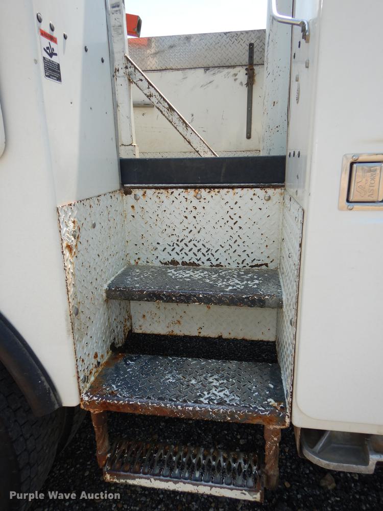 image for item DE1764 2006 International 7300 bucket truck