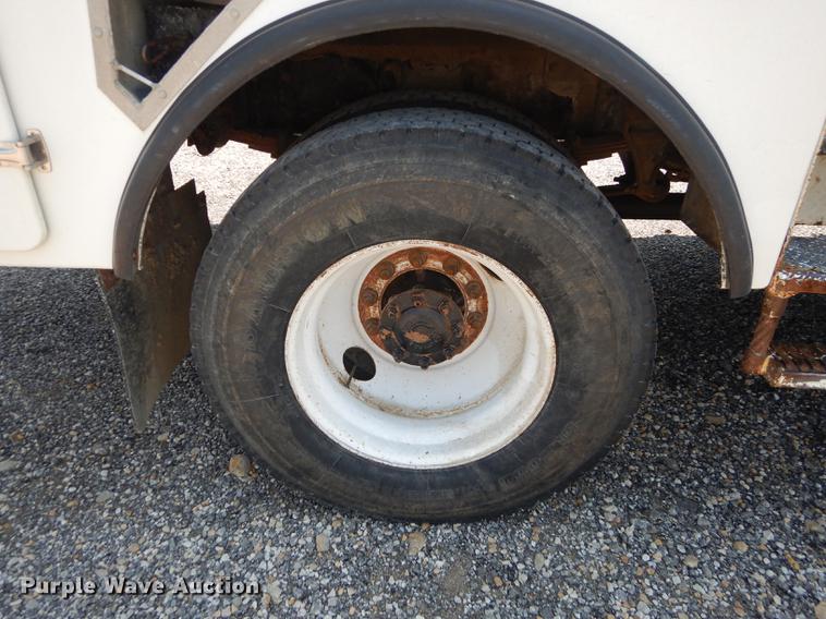 image for item DE1764 2006 International 7300 bucket truck