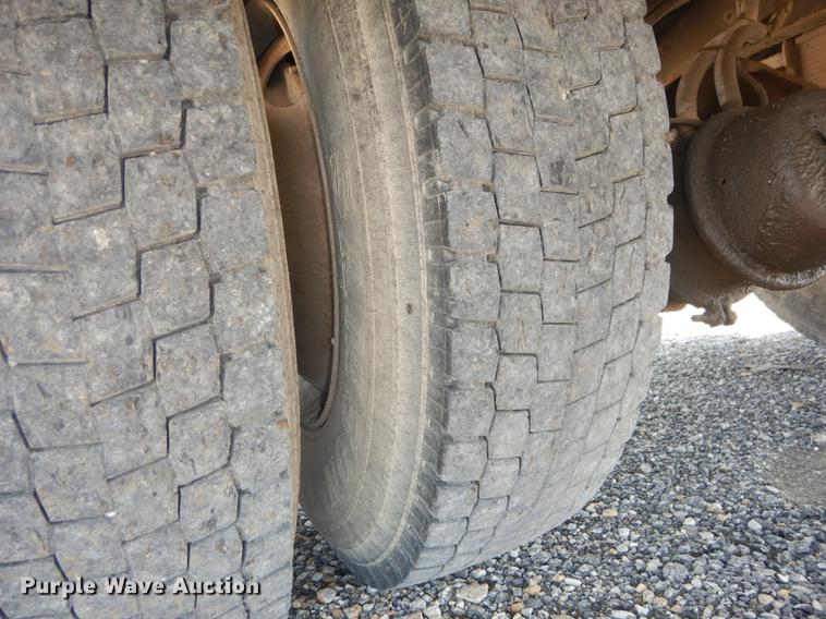 image for item DE1764 2006 International 7300 bucket truck