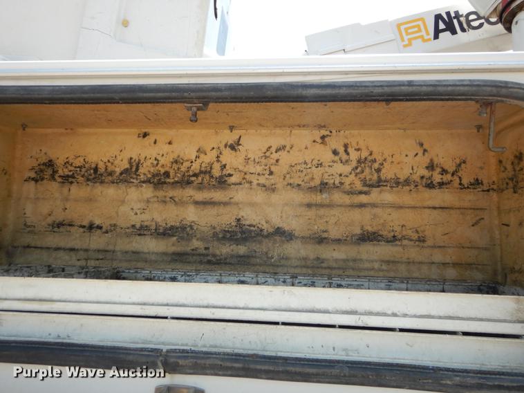 image for item DE1764 2006 International 7300 bucket truck