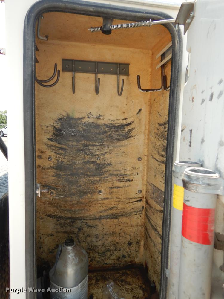 image for item DE1764 2006 International 7300 bucket truck