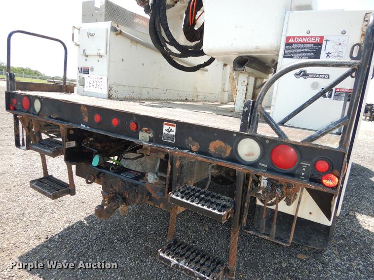 image for item DE1764 2006 International 7300 bucket truck