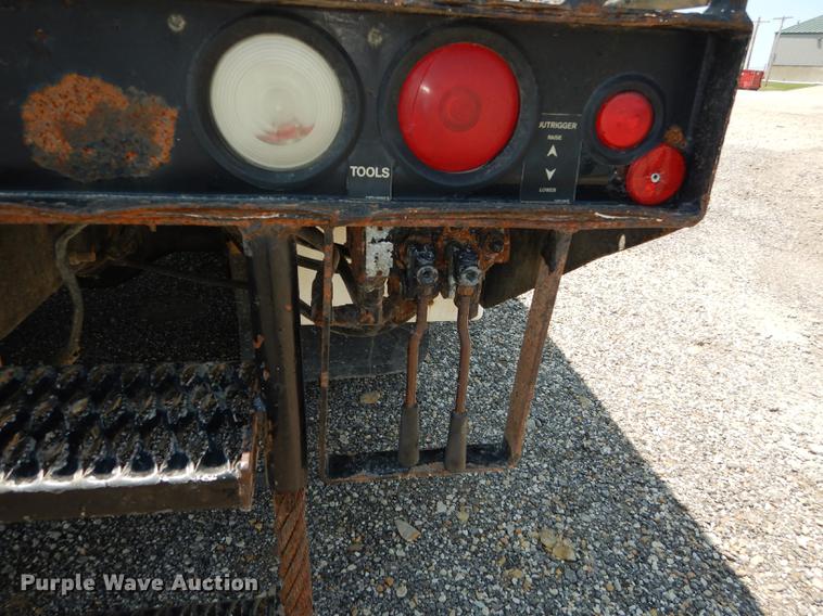 image for item DE1764 2006 International 7300 bucket truck