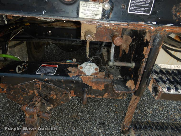 image for item DE1764 2006 International 7300 bucket truck