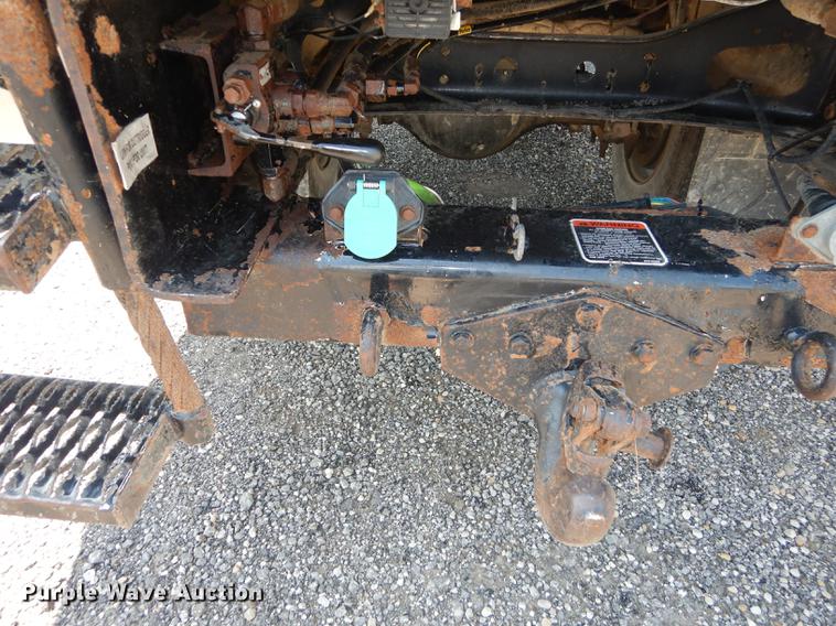 image for item DE1764 2006 International 7300 bucket truck