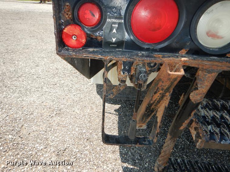 image for item DE1764 2006 International 7300 bucket truck