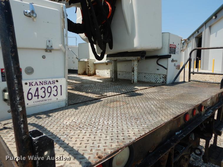image for item DE1764 2006 International 7300 bucket truck