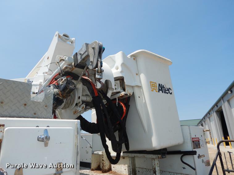 image for item DE1764 2006 International 7300 bucket truck