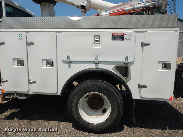 image for item DE1764 2006 International 7300 bucket truck