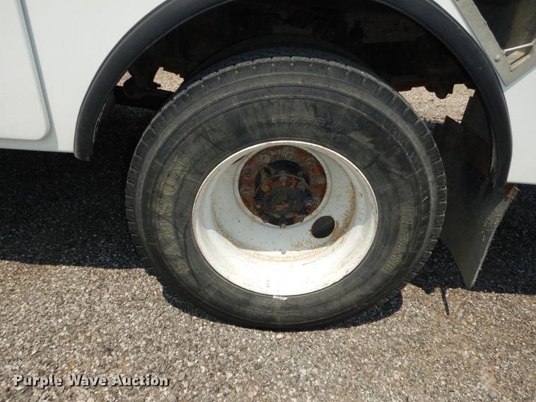 image for item DE1764 2006 International 7300 bucket truck