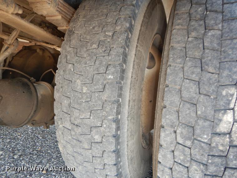 image for item DE1764 2006 International 7300 bucket truck