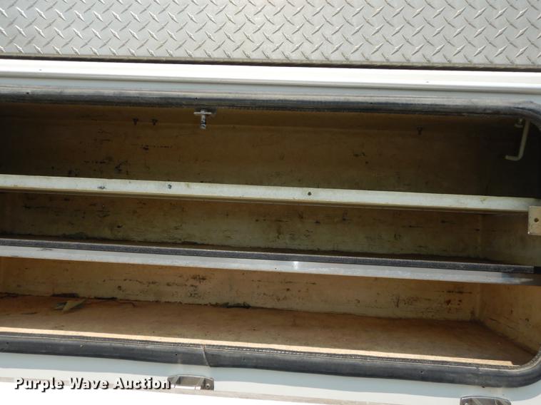 image for item DE1764 2006 International 7300 bucket truck