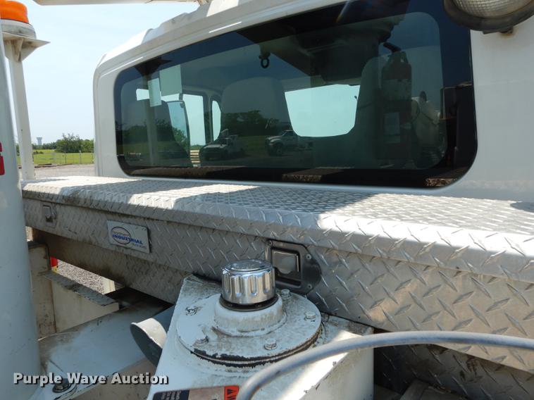 image for item DE1764 2006 International 7300 bucket truck