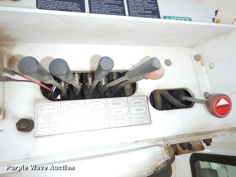 image for item DE1764 2006 International 7300 bucket truck